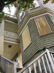 77 Draper Street in 2007: The same three decker shown above, but in bleaker times. Photo by Chris Lovett